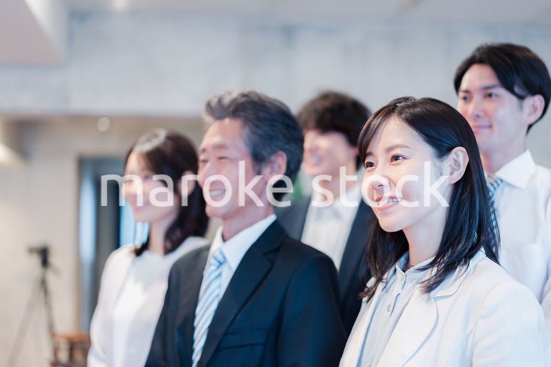 ベンチャー企業で働く笑顔のビジネスパーソン