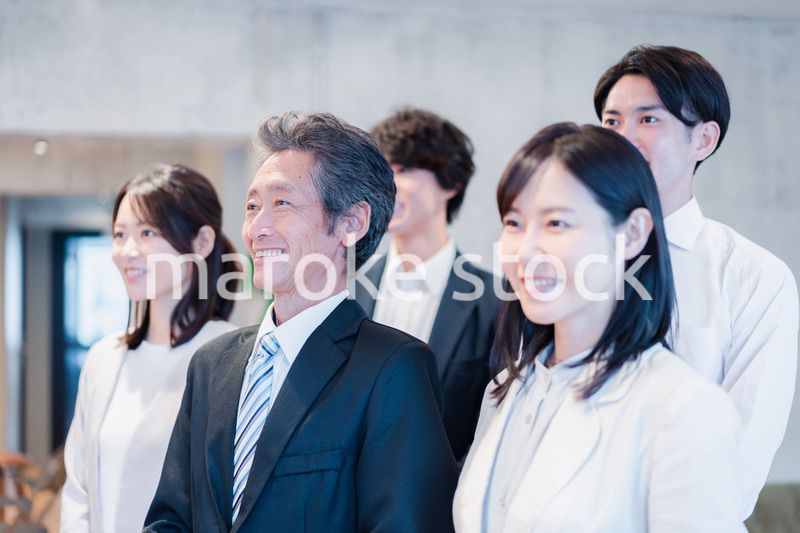 ベンチャー企業で働く笑顔のビジネスパーソン