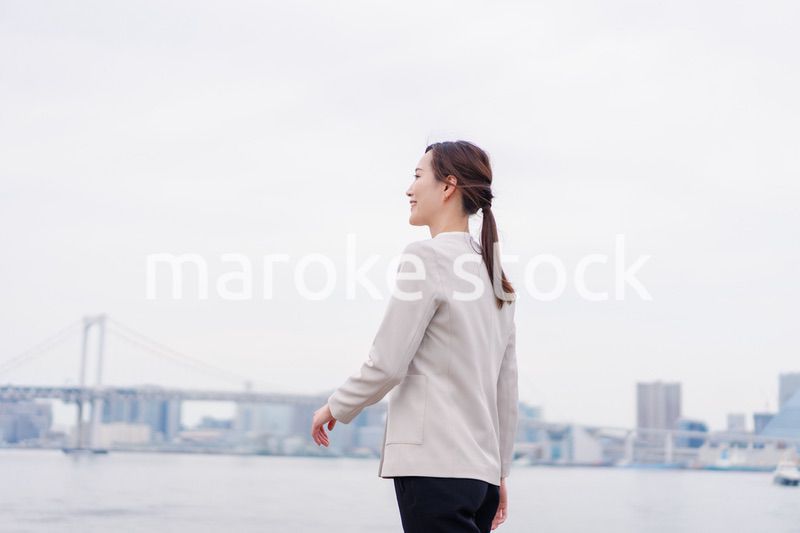 外の空気を感じながら歩くビジネスウーマン