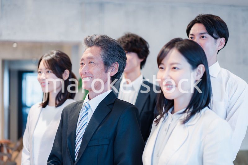 ベンチャー企業で働く笑顔のビジネスパーソン