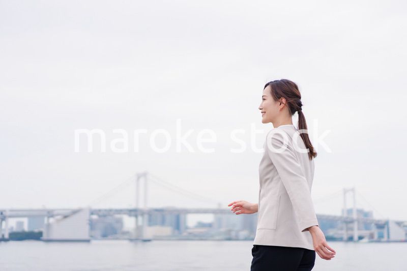外の空気を感じながら歩くビジネスウーマン