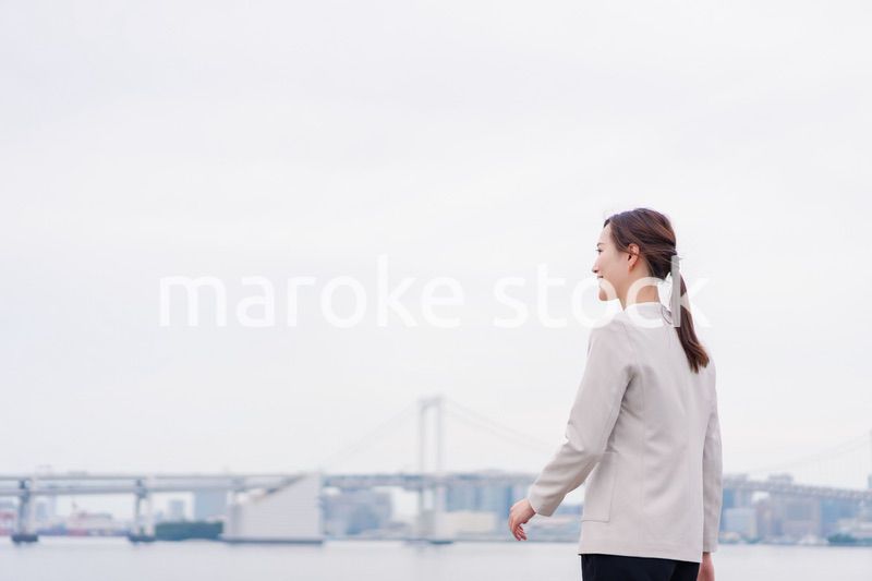 外の空気を感じながら歩くビジネスウーマン