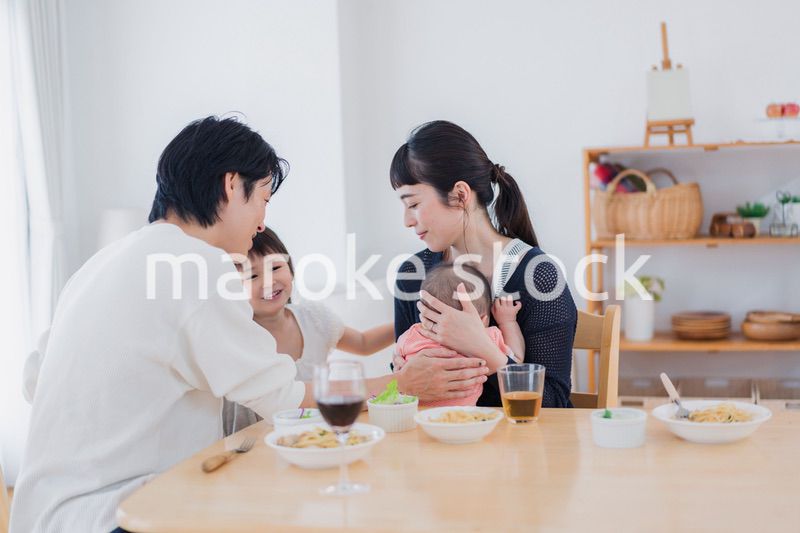 赤ちゃんに授乳をするお母さん