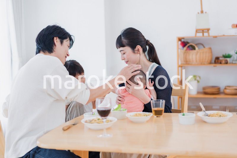 赤ちゃんに授乳をするお母さん