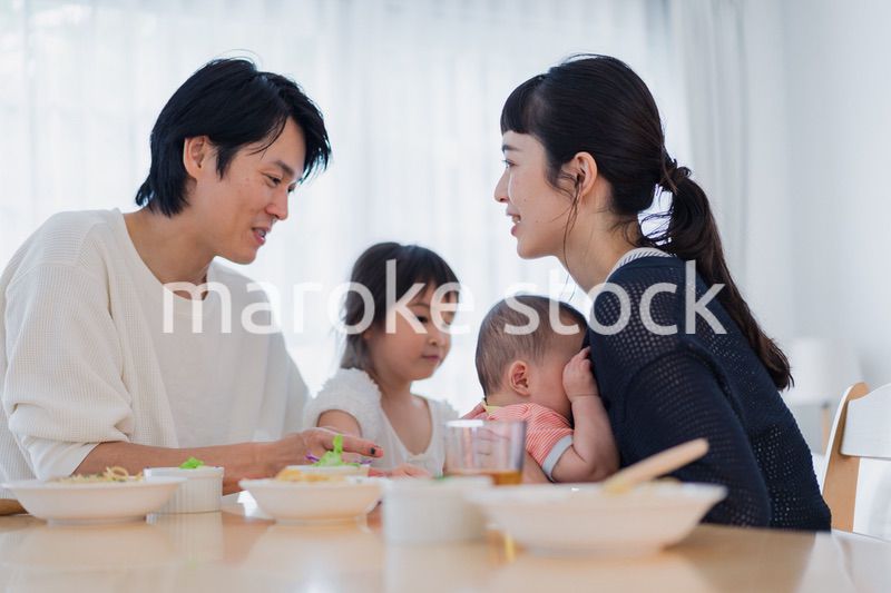 赤ちゃんに授乳をするお母さん