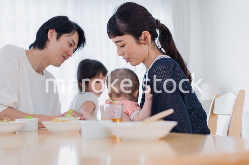 赤ちゃんに授乳をするお母さん