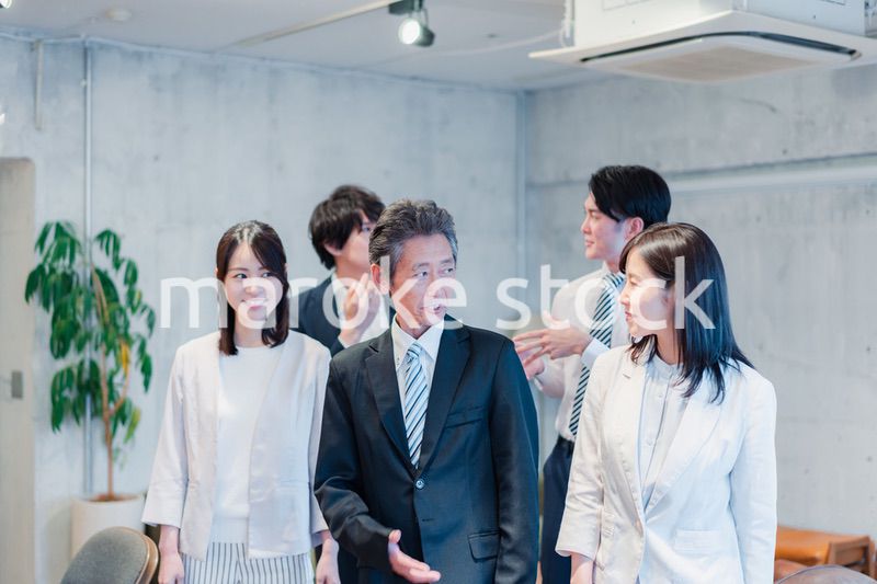 明るいオフィスに勤務をするビジネスパーソン