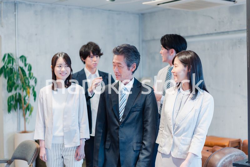 明るいオフィスに勤務をするビジネスパーソン