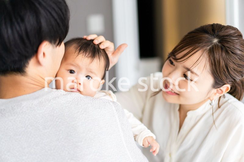 パパに抱っこされて喜ぶ赤ちゃん