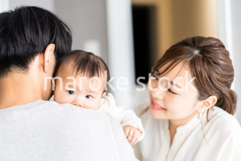 パパに抱っこされて喜ぶ赤ちゃん