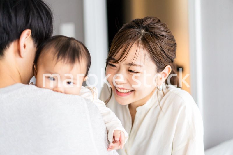 パパに抱っこされて喜ぶ赤ちゃん