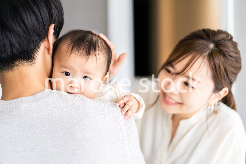 パパに抱っこされて喜ぶ赤ちゃん