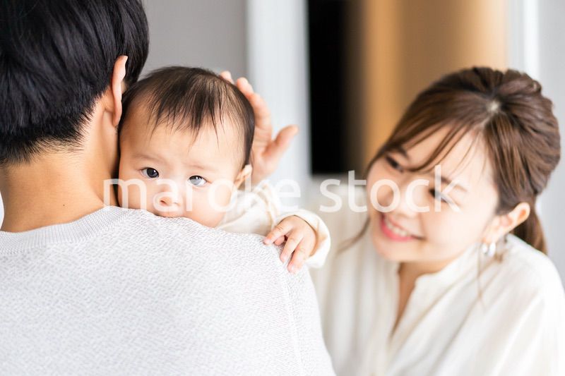 パパに抱っこされて喜ぶ赤ちゃん