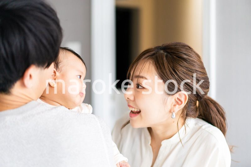 パパに抱っこされて喜ぶ赤ちゃん