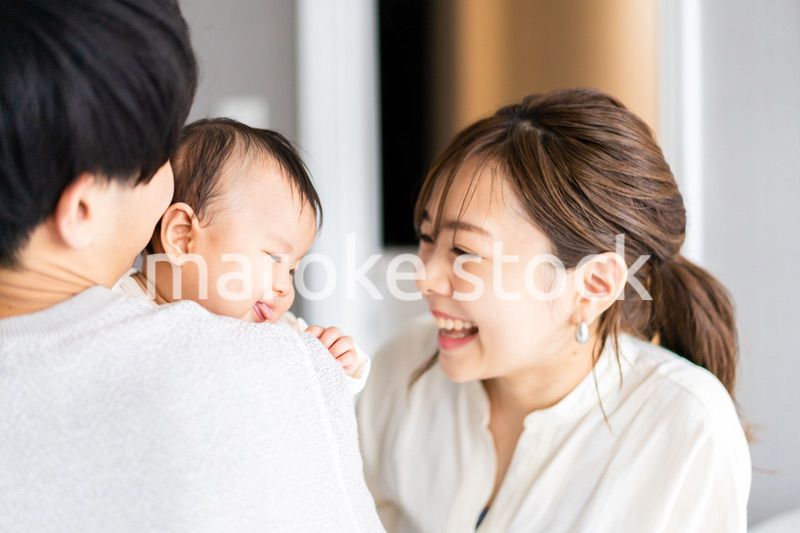 パパに抱っこされて喜ぶ赤ちゃん