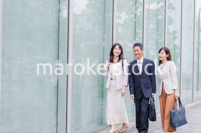 チームで楽しく仕事をする営業の会社員