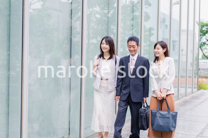 チームで楽しく仕事をする営業の会社員