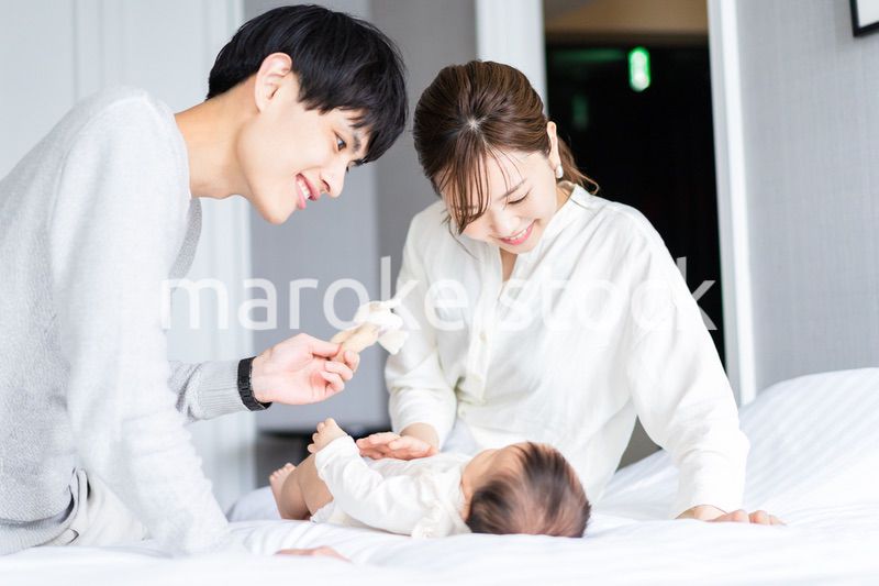 赤ちゃんをあやす若い夫婦