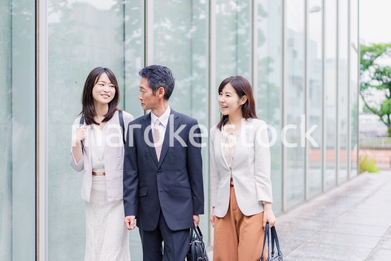 チームで楽しく仕事をする営業の会社員