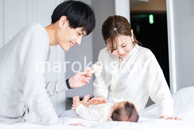 赤ちゃんをあやす若い夫婦