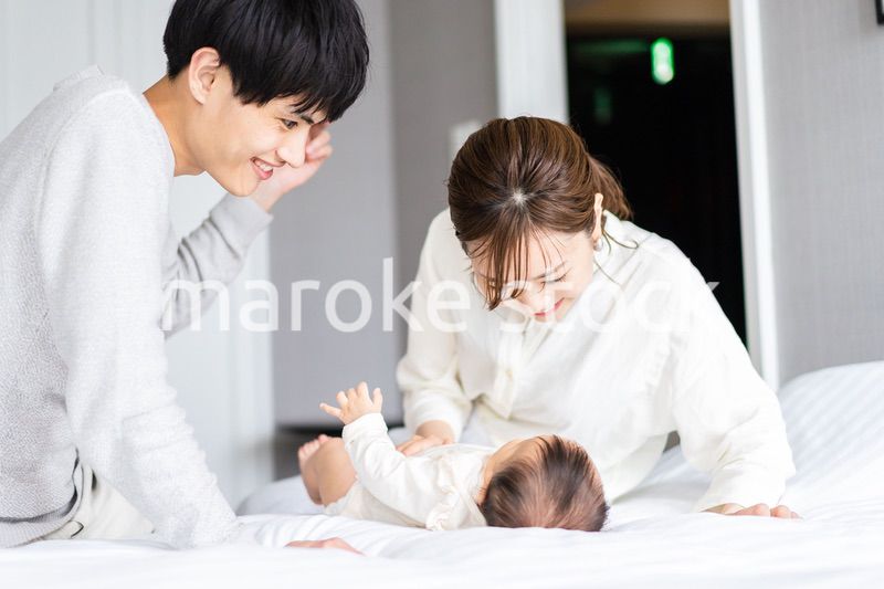 赤ちゃんをあやす若い夫婦