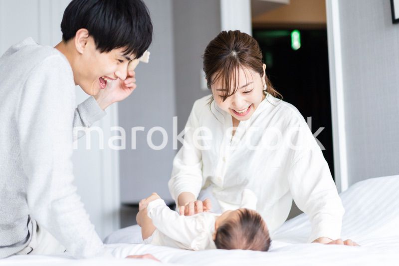 赤ちゃんをあやす若い夫婦