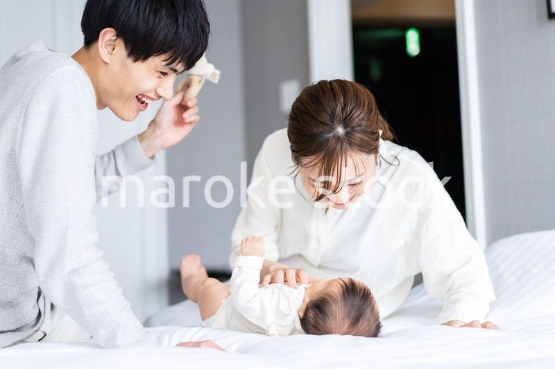 赤ちゃんをあやす若い夫婦