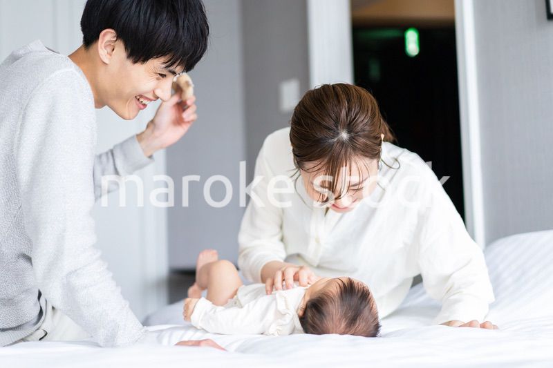 赤ちゃんをあやす若い夫婦