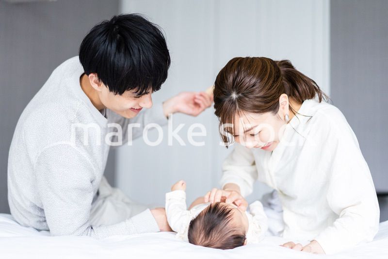 赤ちゃんをあやす若い夫婦