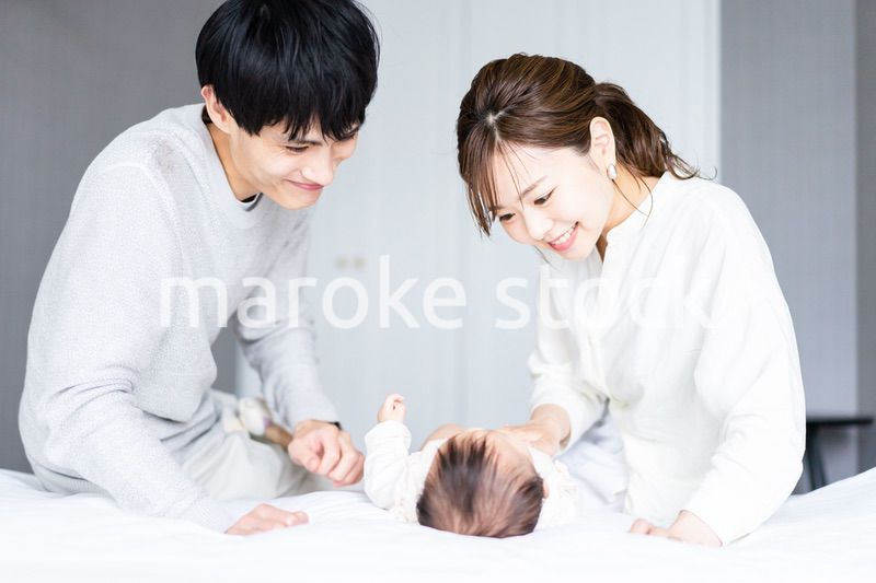 赤ちゃんをあやす若い夫婦