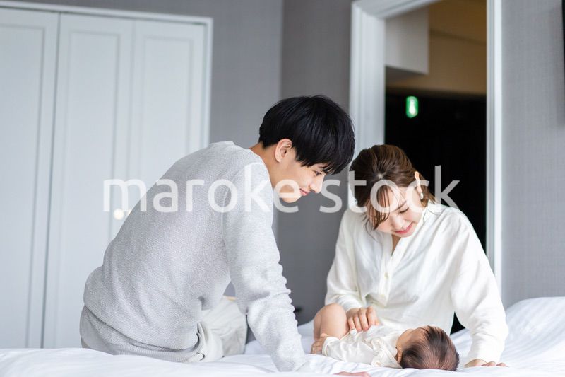 赤ちゃんをあやす若い夫婦