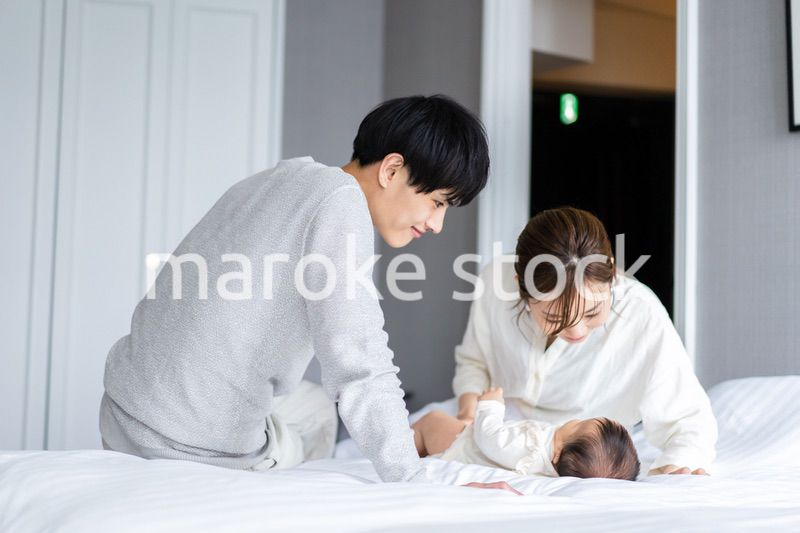 赤ちゃんをあやす若い夫婦