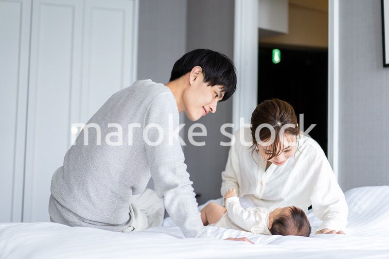 赤ちゃんをあやす若い夫婦