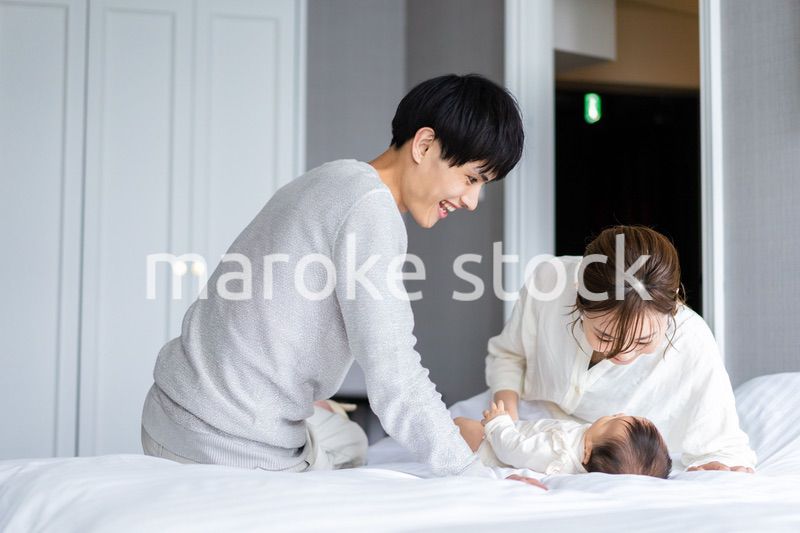 赤ちゃんをあやす若い夫婦