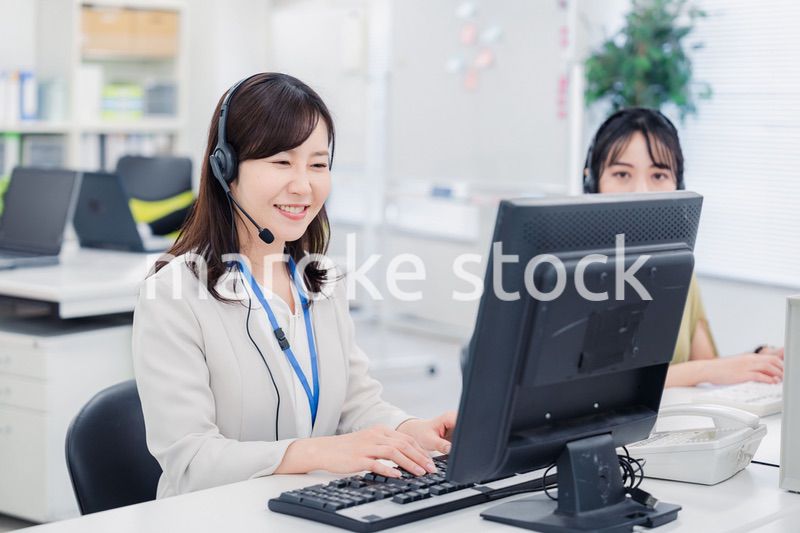 コールセンターでお客様対応をする女性
