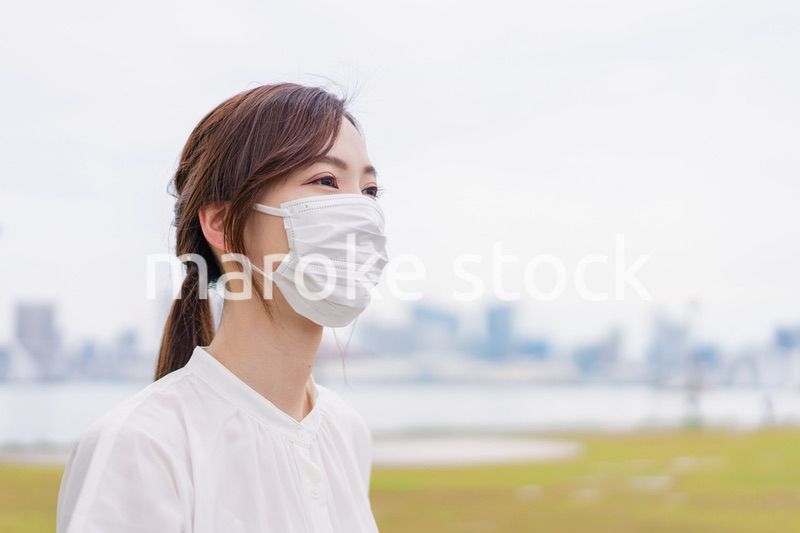 マスクをして都会を歩くビジネスウーマン