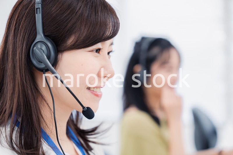 コールセンターでお客様対応をする女性