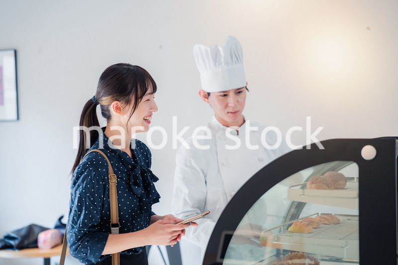 お店でスイーツを選ぶ若い女性