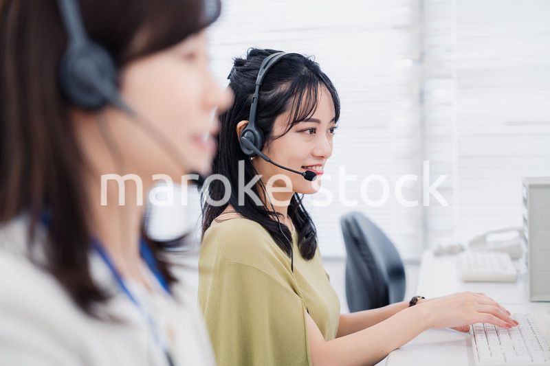 コールセンターでお客様対応をする女性