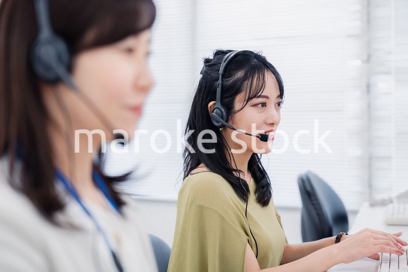 コールセンターでお客様対応をする女性