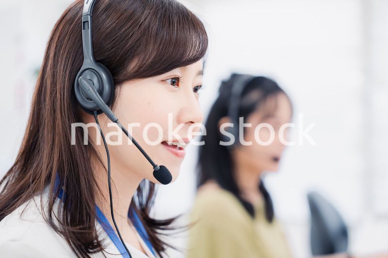 コールセンターでお客様対応をする女性