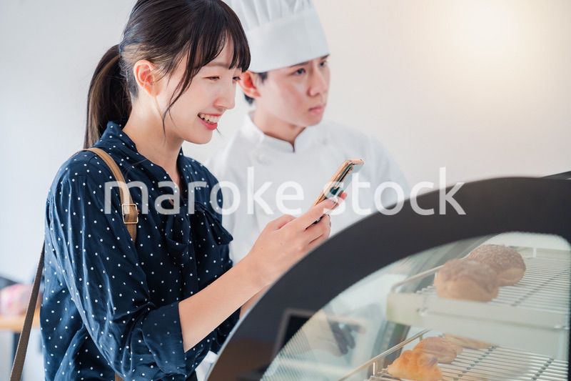 お店でスイーツを選ぶ若い女性