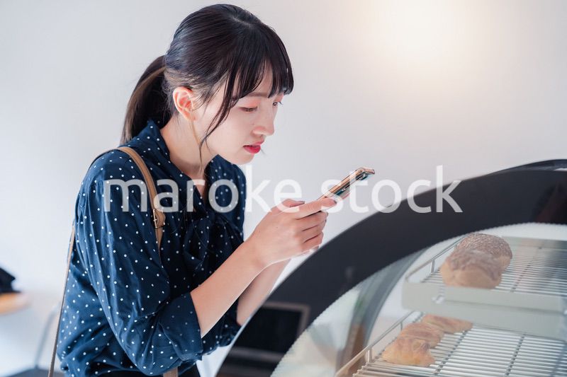 お店のクチコミを投稿する若い女性