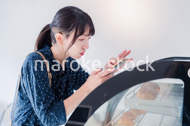 お店のクチコミを投稿する若い女性