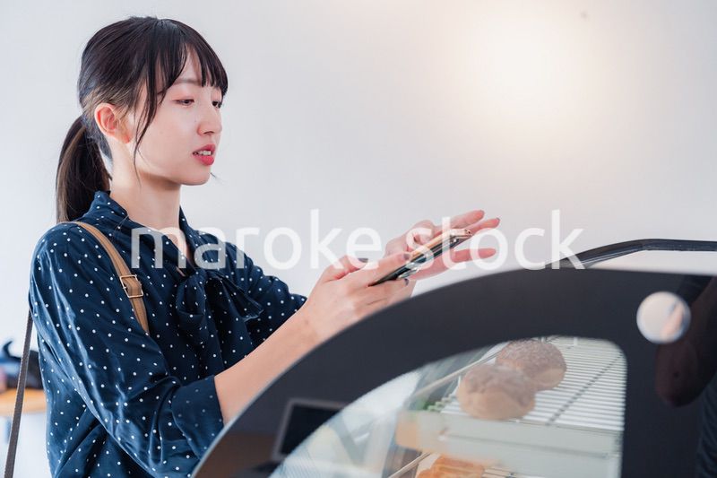 お店のクチコミを投稿する若い女性