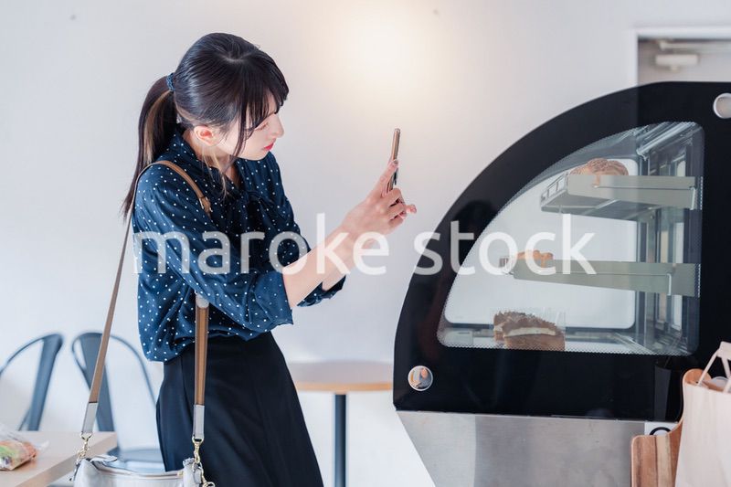 お店のクチコミを投稿する若い女性