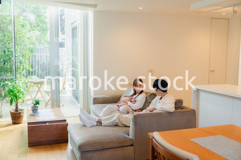 赤ちゃんとお家で過ごす幸せなファミリー