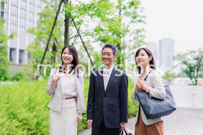 チームで楽しく仕事をする営業の会社員