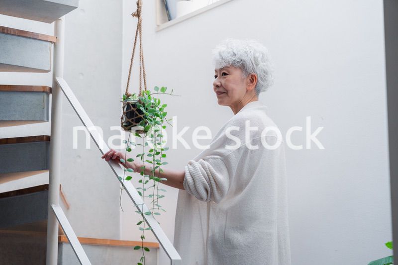 元気に階段を上り下りするシニアの女性