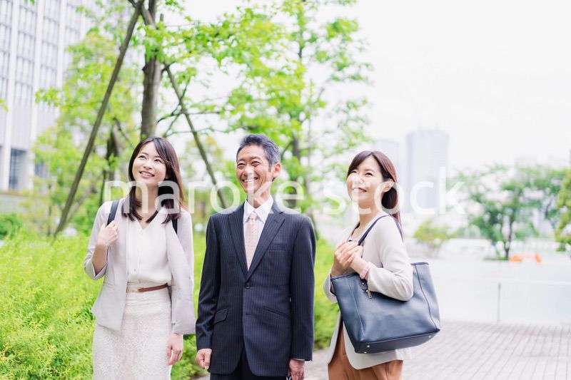 チームで楽しく仕事をする営業の会社員